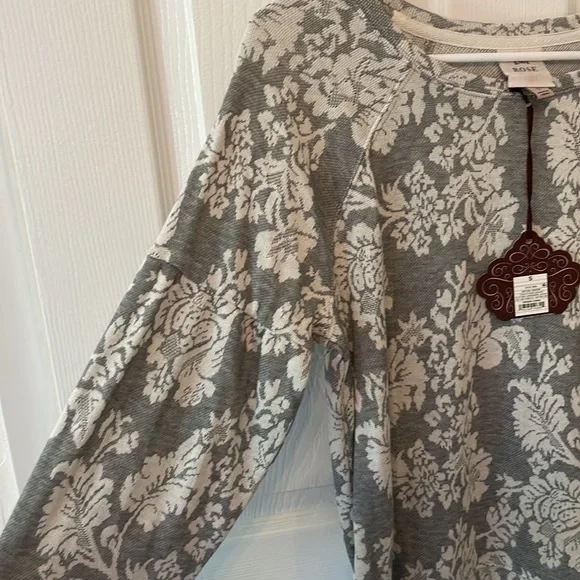 Knox Rose floral pullover - Picture 7 of 8